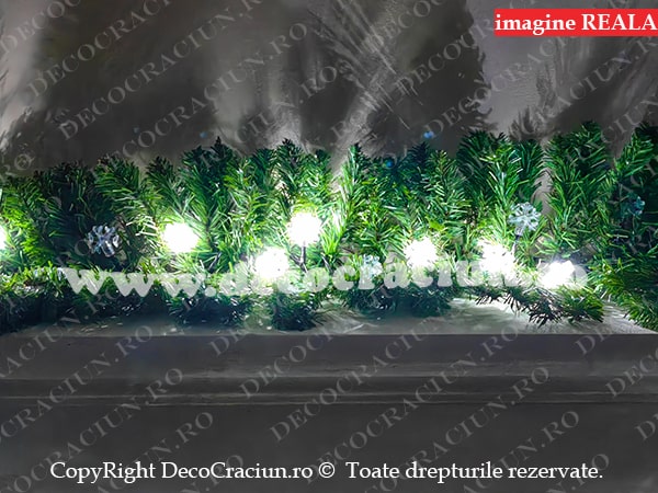 Ghirlanda artificiala brad leduri albe efect flash 2,7m conectabila