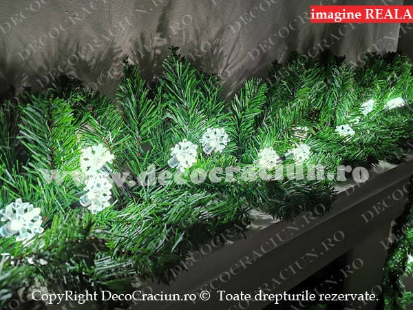 Ghirlanda brad artificial leduri albe decor fulgi de zapada 2,7m conectabila