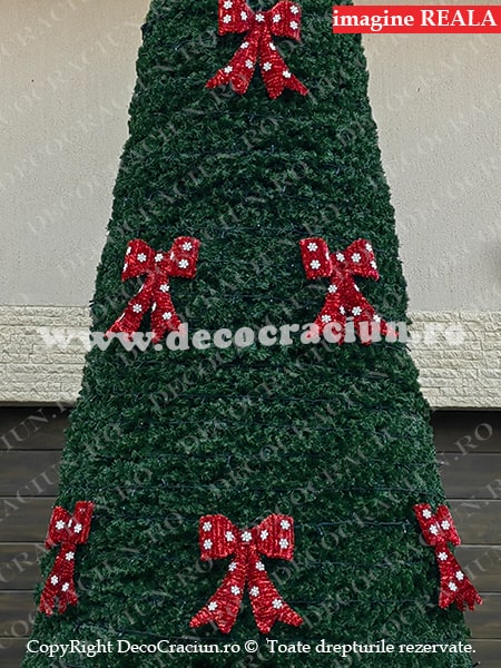 Brad artificial craciun exterior decor fundite rosii instalatii craciun leduri albe