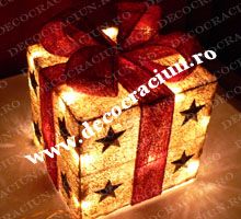 Decoratiune de Craciun cadou cu funda rosie iluminat cu leduri
